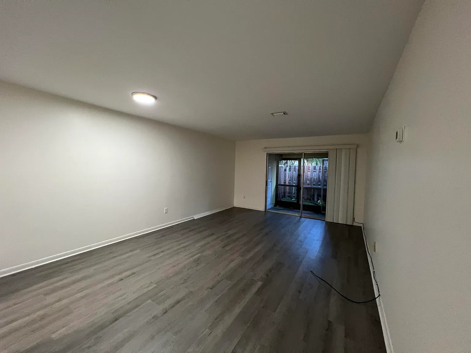 2 bed, 1.0 bath, 5624 sqft, $2,400 — Photo 2