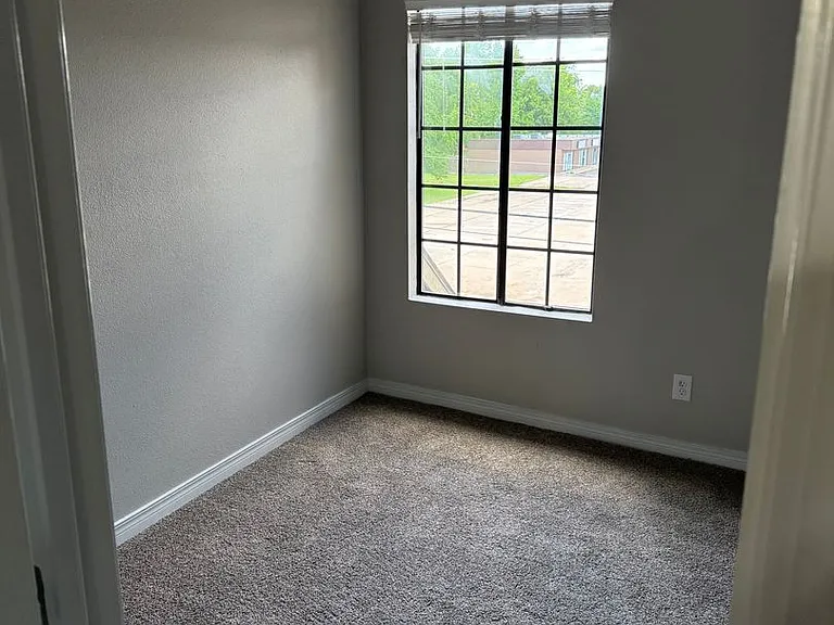 Silver Sands Apartments — Photo 25