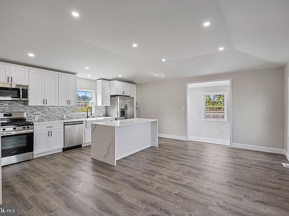 5th image of 13 Baird Ave