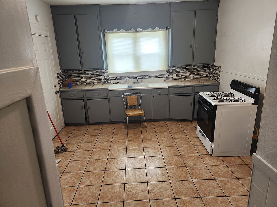 1st image of 705 W 18th St #1