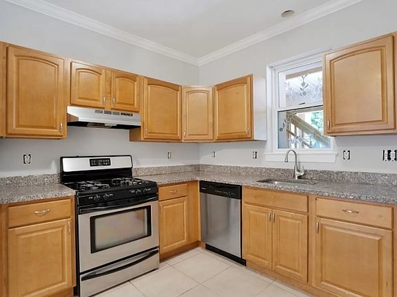 2nd image of 93 Pine St #3L