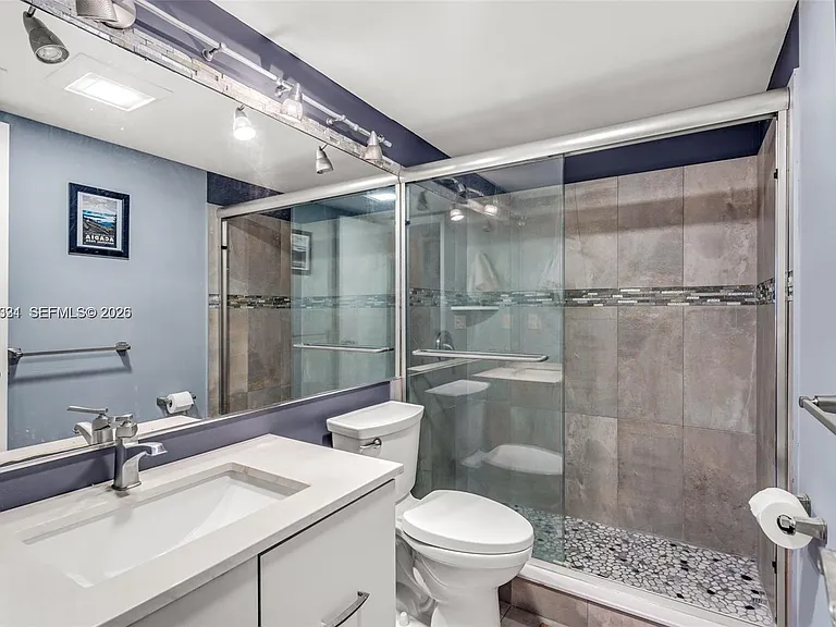 320 SE 10th Ave #D — Photo 5