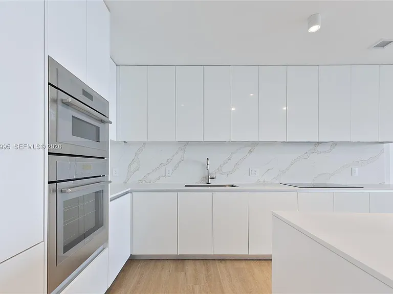 700 NE 24th St #5402 — Photo 14