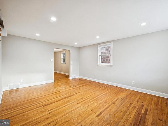5th image of 261 Wilde Ave