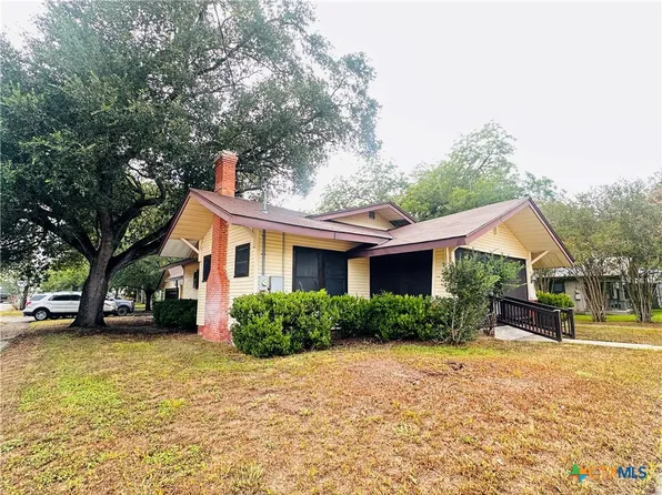 421 N Avenue G, Shiner, TX 77984