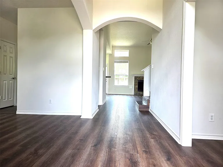 2202 Cherry Hill Ct — Photo 2