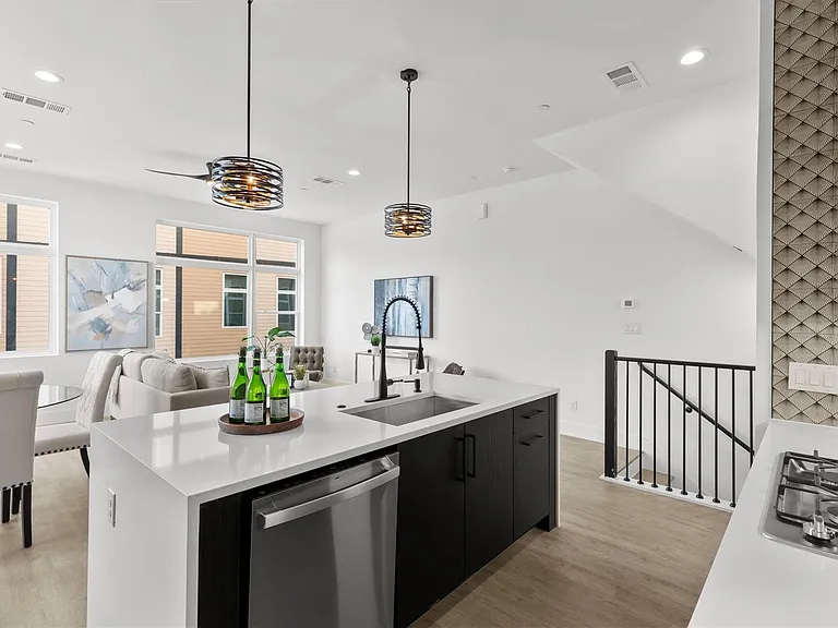 723 W 10th St #101 — Photo 9