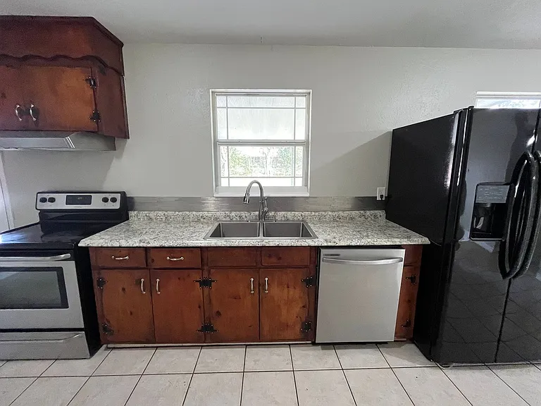 423 SE Country Club Rd — Photo 5