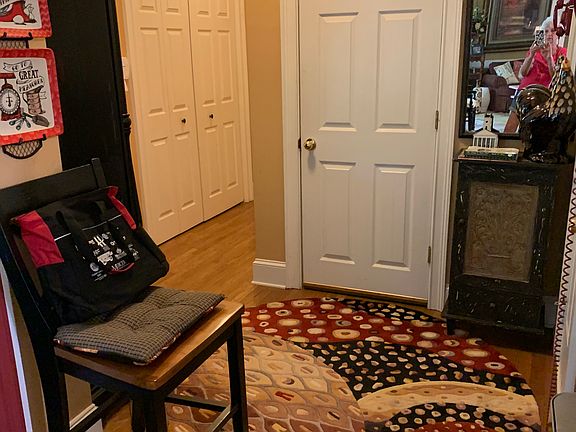 Small foyer-garage entrance 