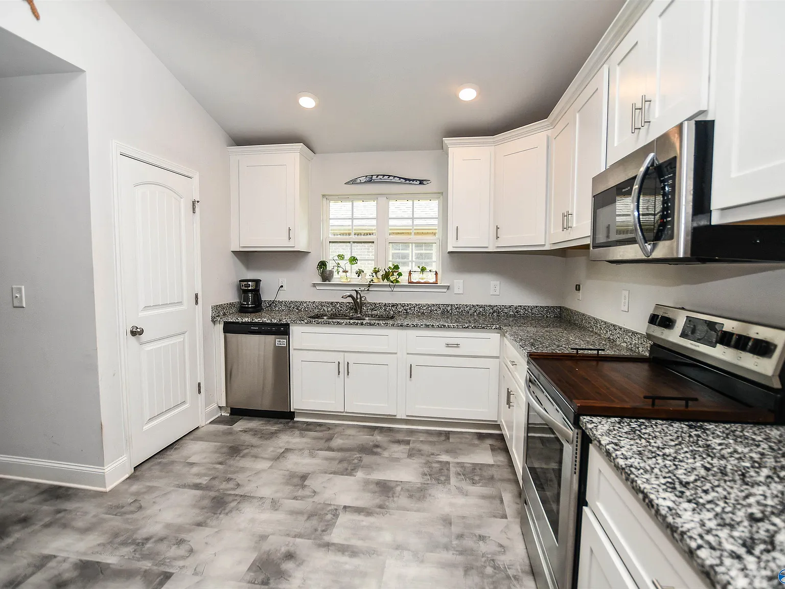 4 bed, 3.0 bath, 2200 sqft, $2,200 — Photo 4