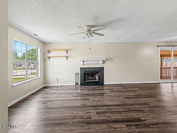 5th image of 828 S Dogwood Lane