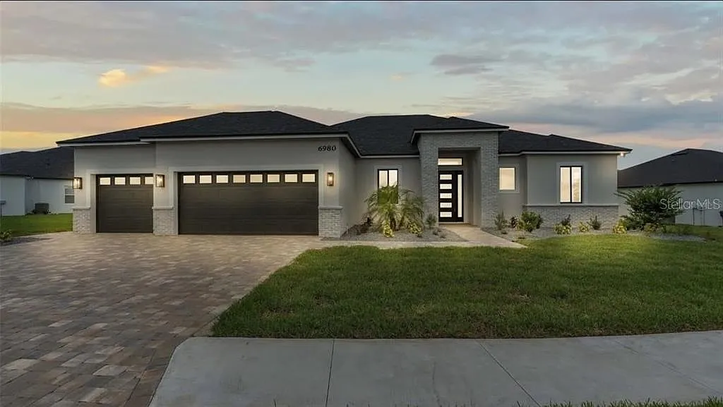 4 bed, 2.0 bath, 2216 sqft, $5,300 — Photo 2
