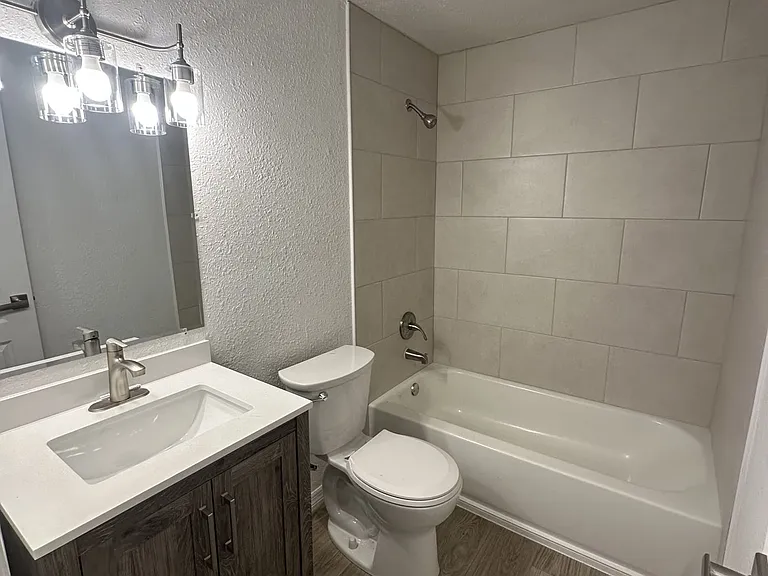 2620 E 33rd Ave — Photo 24