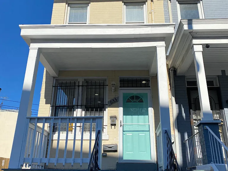 633 Gresham Pl NW — Photo 2