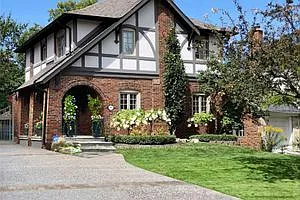 47 Lawrence Cres Photo 1
