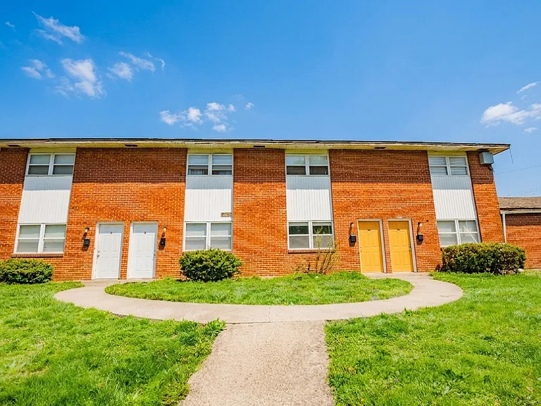 Crestwood Village Townhomes — Photo 11