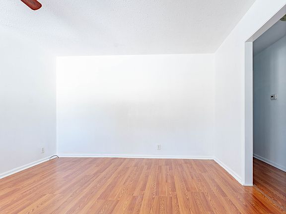 4th image of 625 W Southport Rd