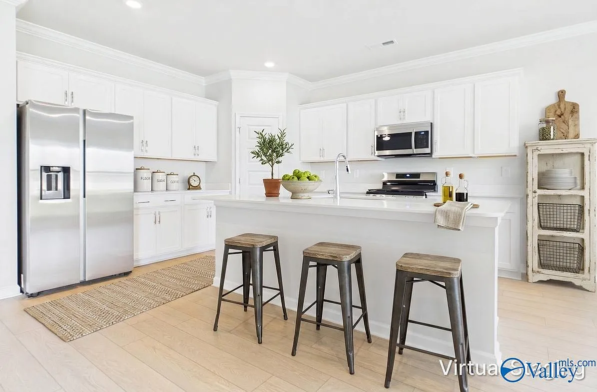 4 bed, 3.0 bath, 2571 sqft, $2,490 — Photo 2
