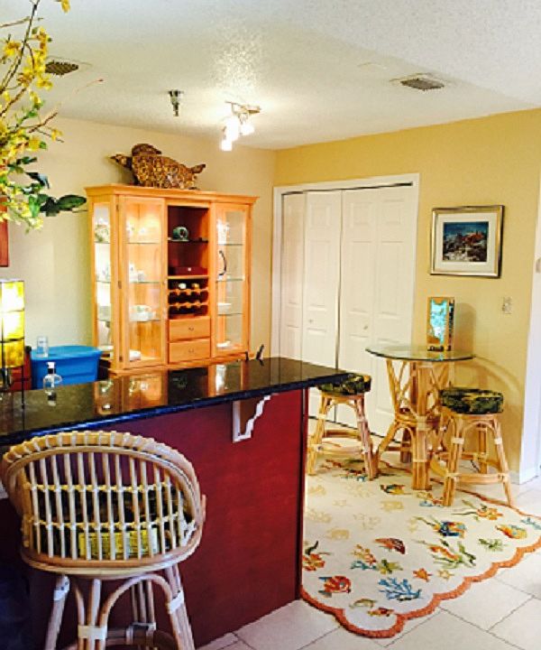 dinning area next to kitchen