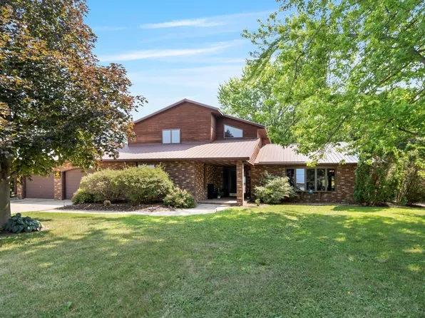 355 2nd St N, Winthrop, IA 50682