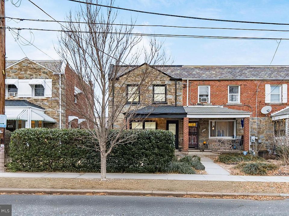 1st image of 928 Perry Pl NE