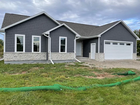 904 Whisper Falls Ct, Menasha, WI 54952