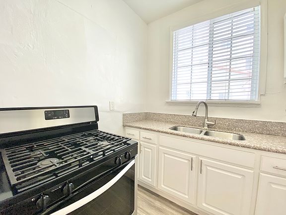 3rd image of 439 N Ardmore Ave #101