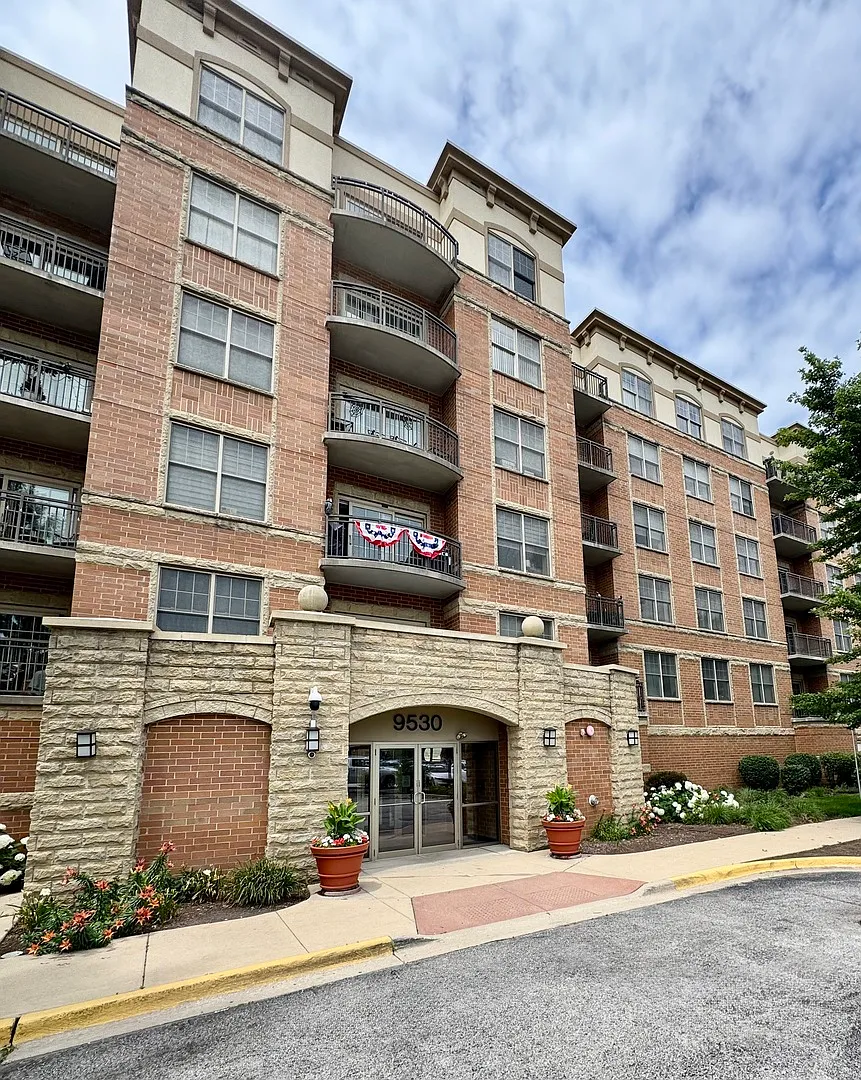 2 bed, 1087 sqft, $2,200 — Photo 1