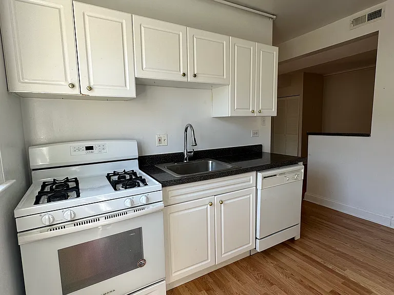 927 Forest Ave #2E — Photo 4