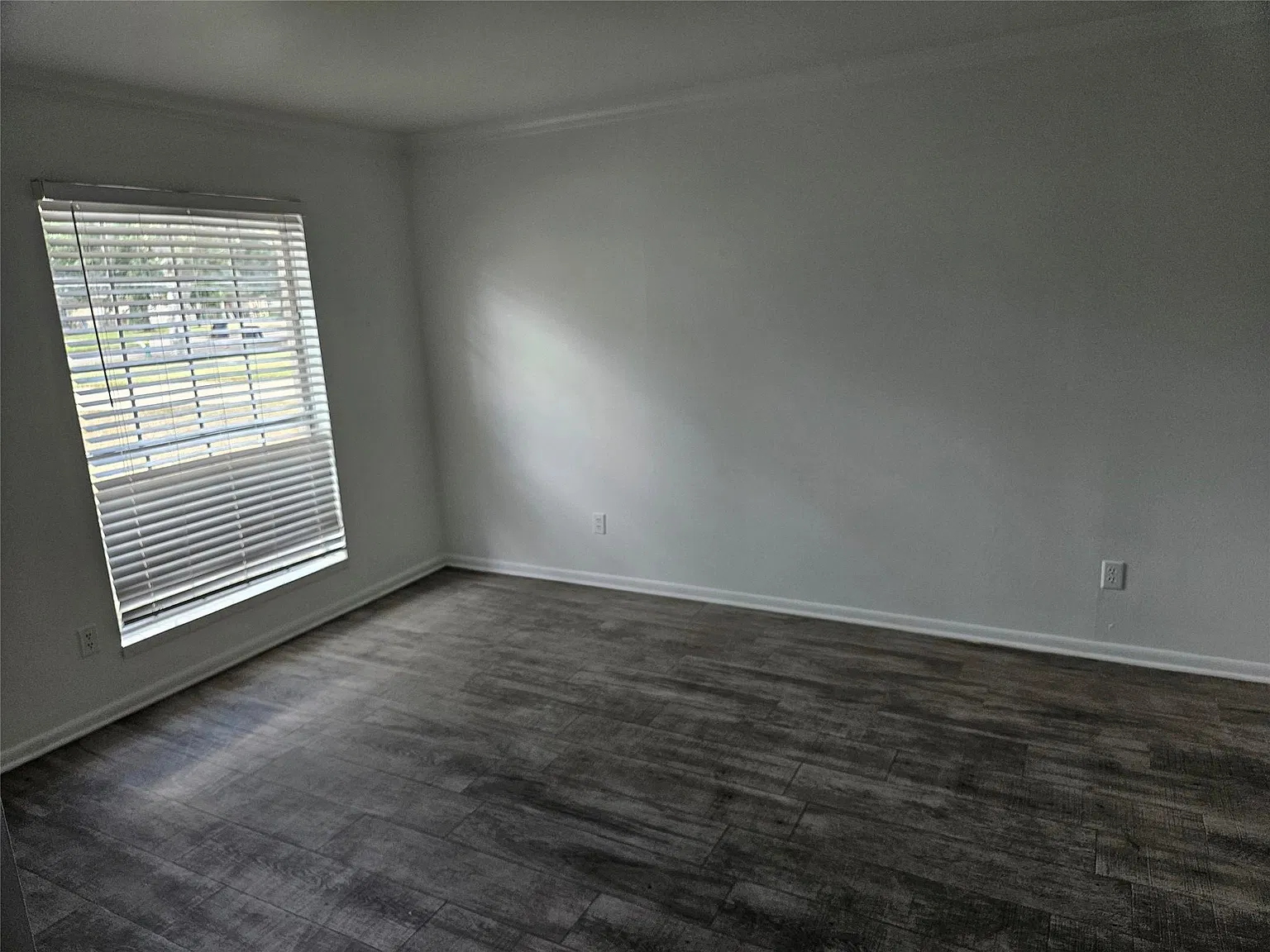 3 bed, 2.0 bath, 1449 sqft, $1,575 — Photo 2