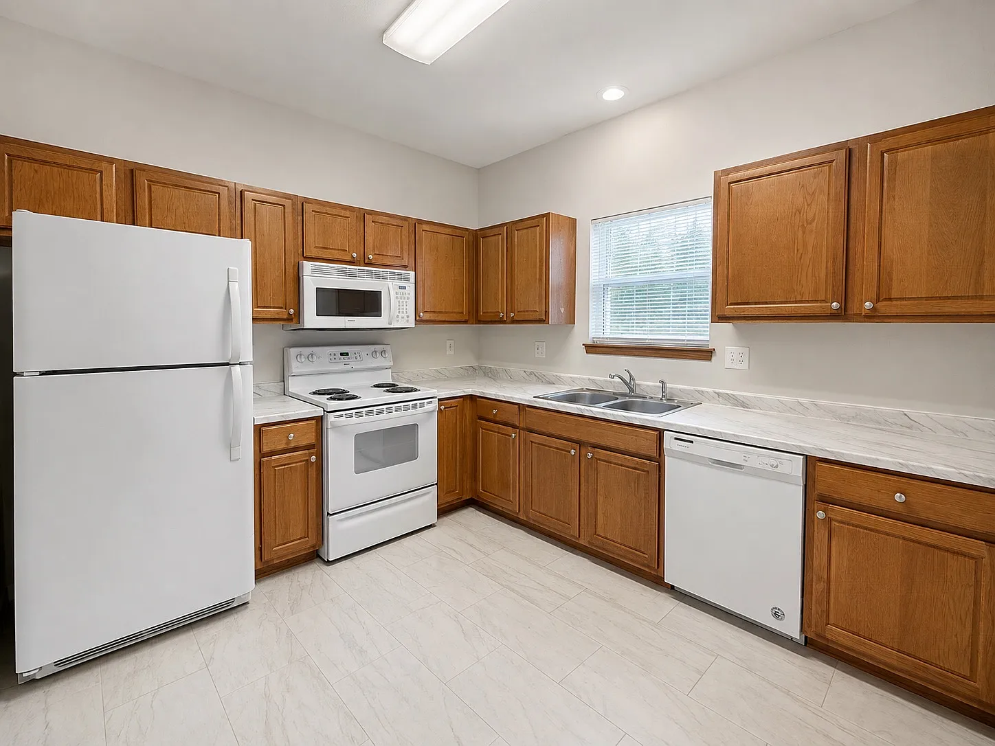 425 Thornton St — Photo 3