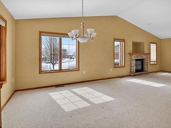 5th image of 608 Springbrook Circle