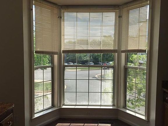 Bay window/Kitchen