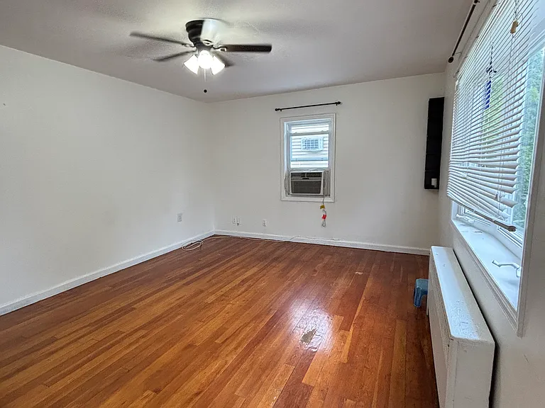350 Mineola Ave — Photo 3
