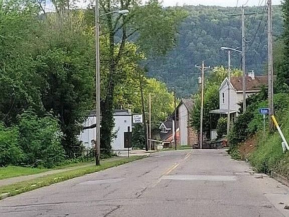 4th image of 1044 Saint Clair Ave