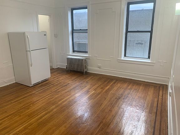 2nd image of 32-16 Crescent St #3C3