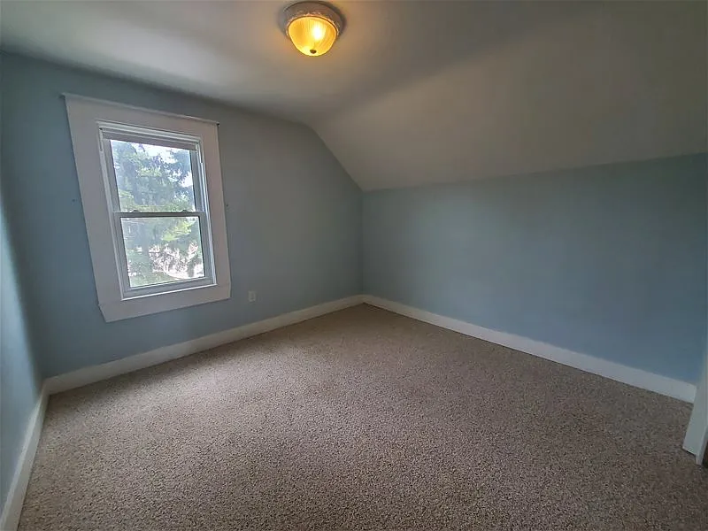 3 bed, 1.5 bath, 1642 sqft, $1,350 — Photo 4