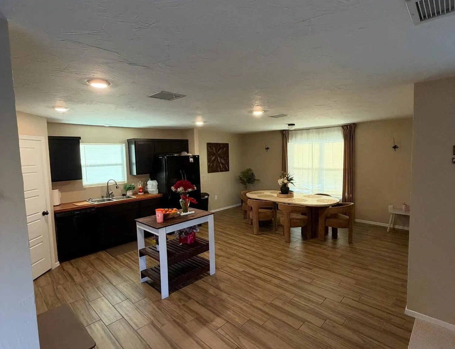 3 bed, 2.0 bath, 1548 sqft, $1,600 — Photo 4