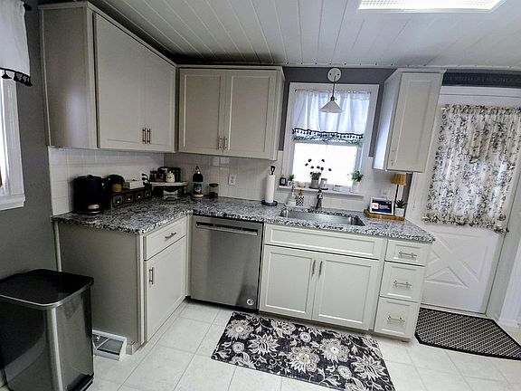 4th image of 360 Kerr St