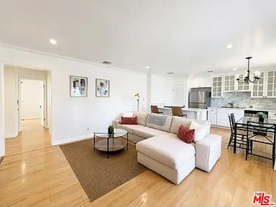 3 bed, 2.0 bath, 1400 sqft, $6,000 — Photo 2
