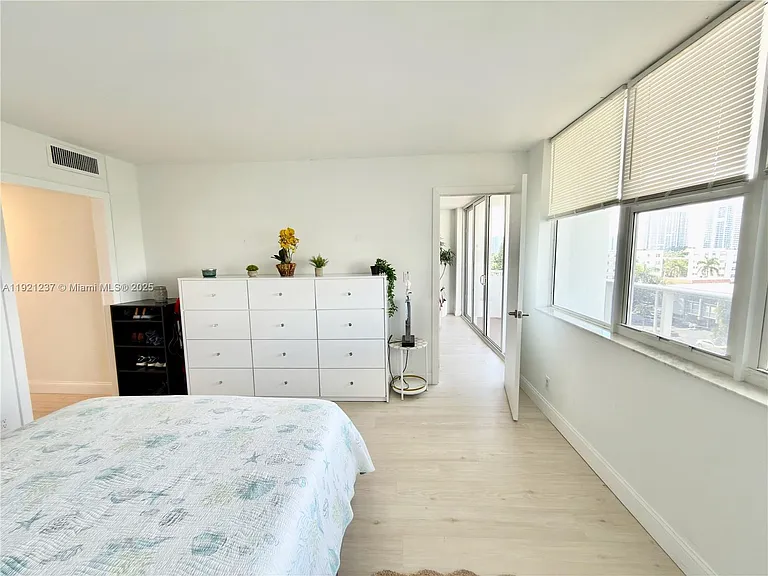 3140 S Ocean Dr #512 — Photo 31