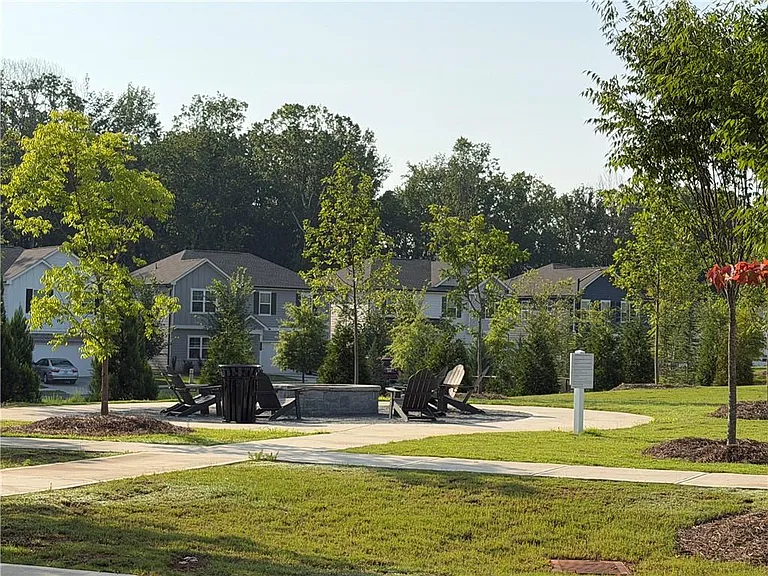 900 Colton Dr — Photo 17