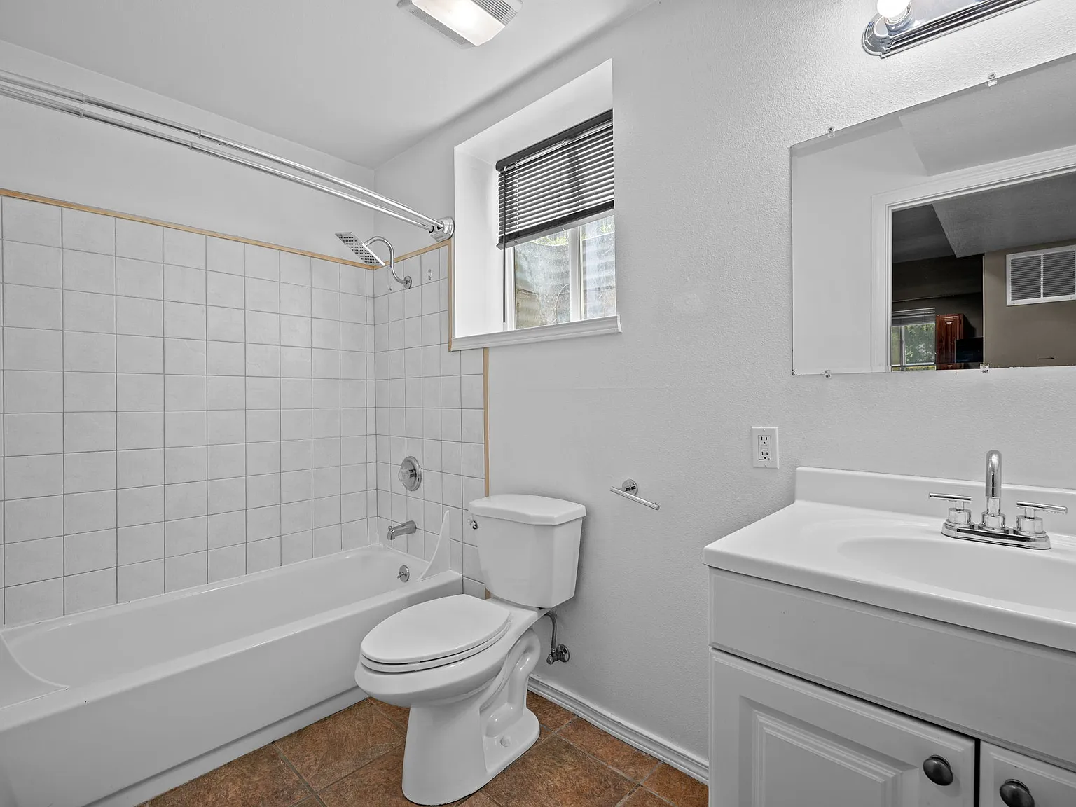 1 bed, 728 sqft, $1,300 — Photo 4