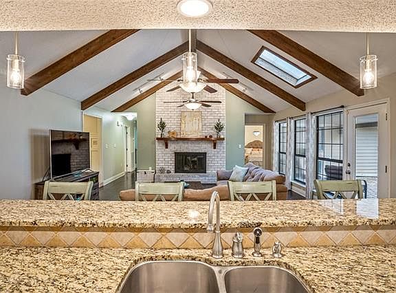 5th image of 289 W Essex Dr