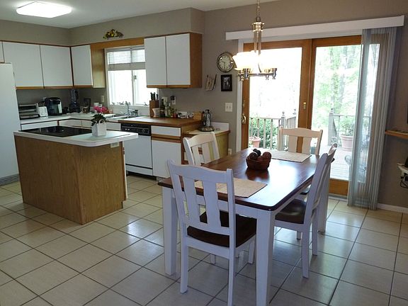 LARGE EAT IN KITCHEN