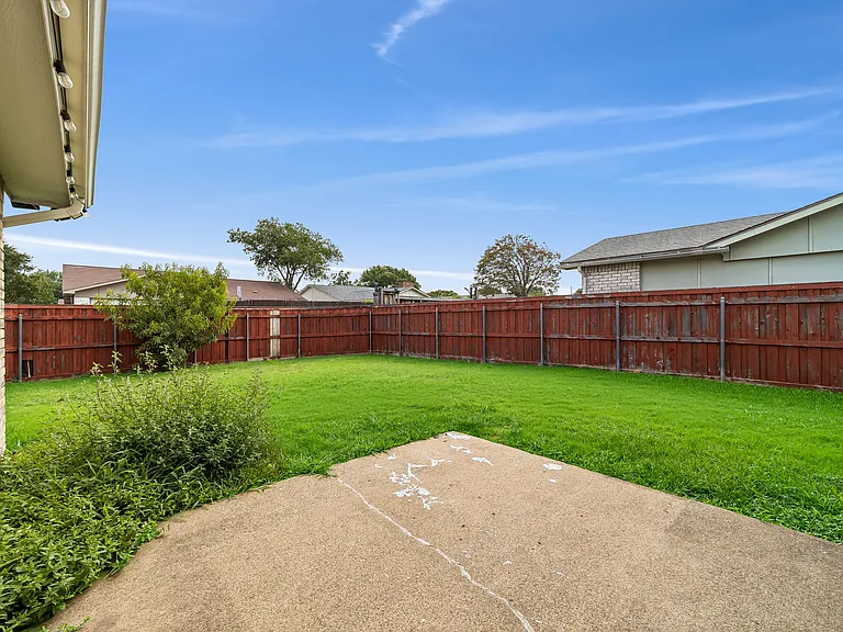 10239 Green Ash Rd — Photo 34