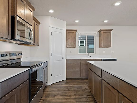 4th image of 915 S Zeelar St