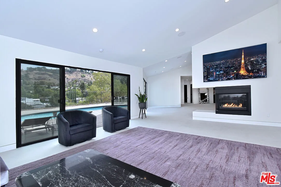4 bed, 3.5 bath, 3321 sqft, $16,000 — Photo 2
