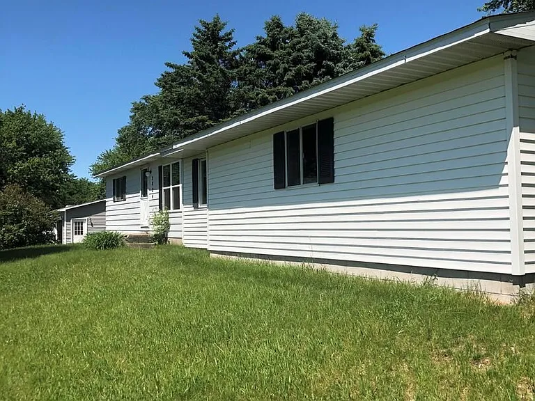 2824 Country Ln — Photo 2