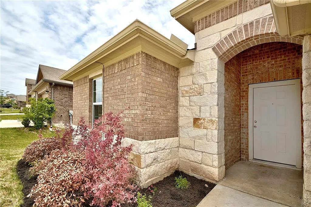 4 bed, 2.0 bath, 2040 sqft, $2,150 — Photo 3